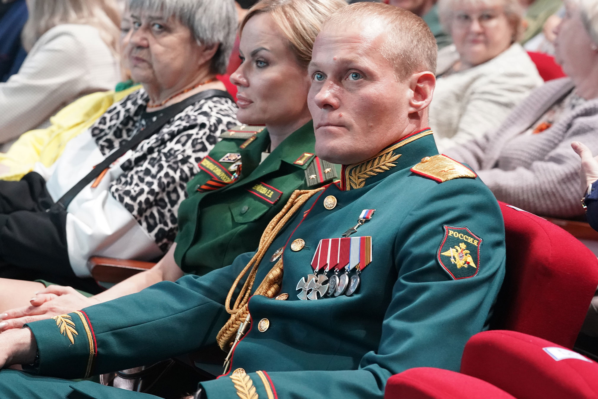 Вячеслав Федорищев вручил почетные награды жителям региона в День Победы