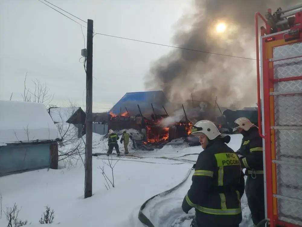 В Самарской области загорелись сарай, гараж и автомобиль