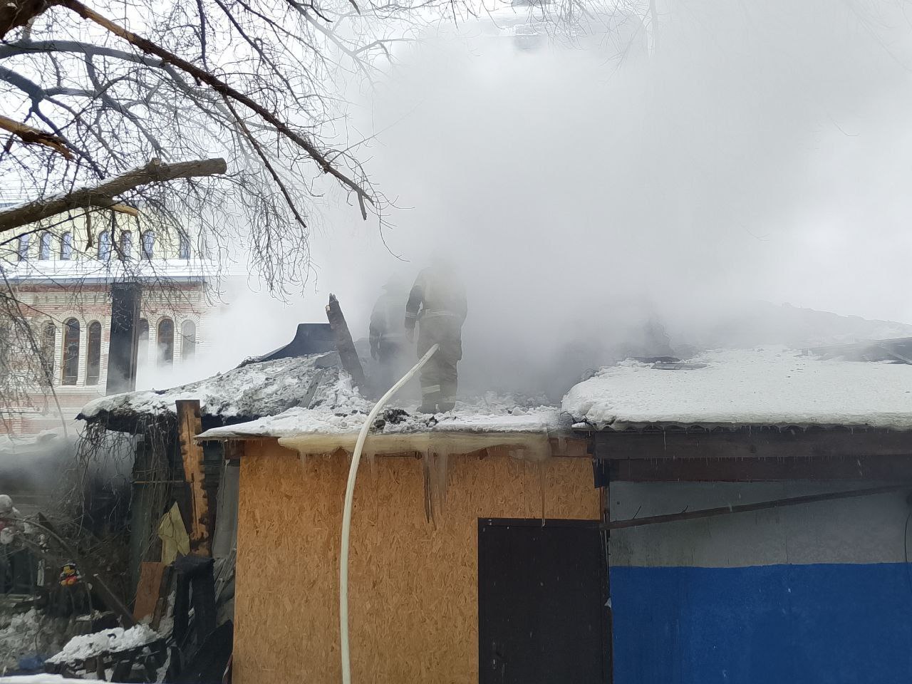 Перекрыто движение: в Самаре на улице Садовой загорелся дом