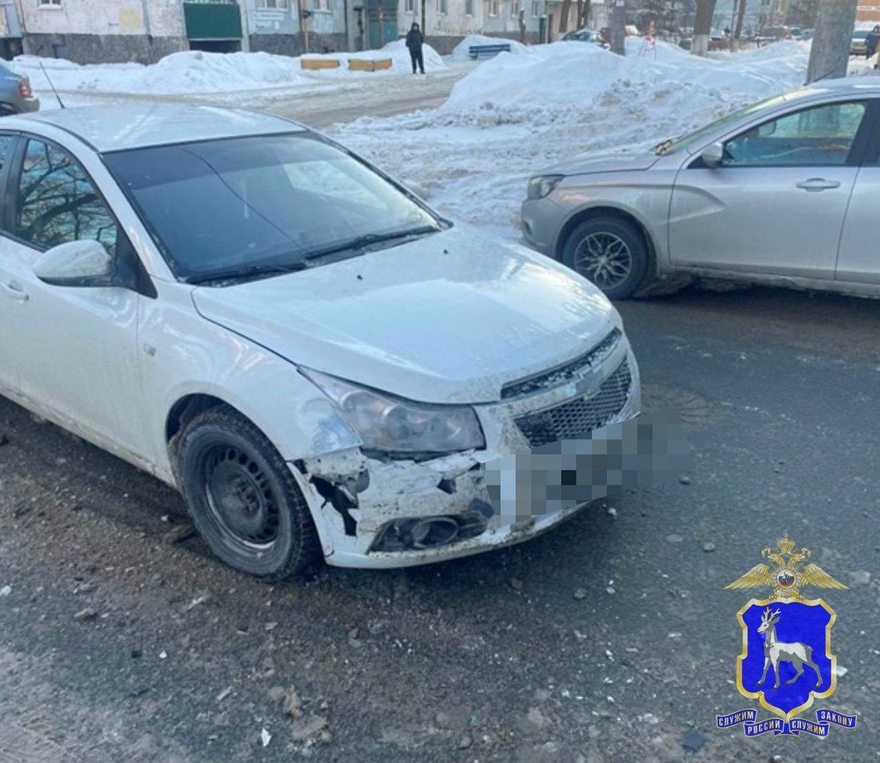 В Самаре мужчина на "Рено" въехал в стоящий грузовик