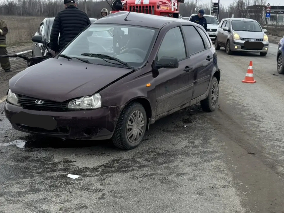 В Кинеле 3 апреля пострадавшего в ДТП человека доставали из машины спасатели