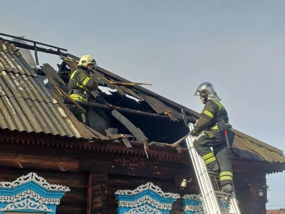 Погиб человек: в Старой Рачейке вспыхнул дом на 70 "квадратах"