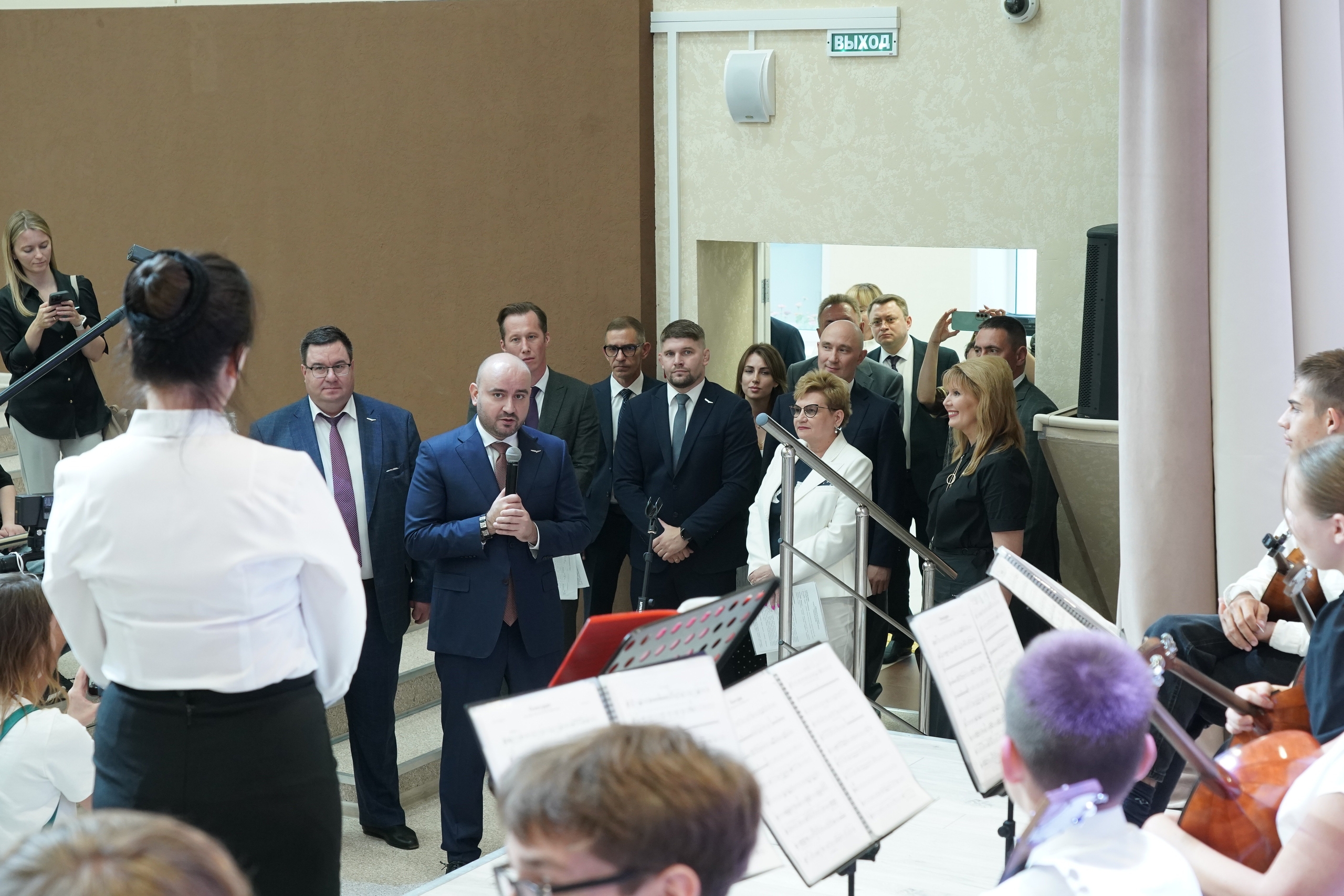 Вячеслав Федорищев посетил Детскую школу искусств и научно-внедренческую фирму в Чапаевске