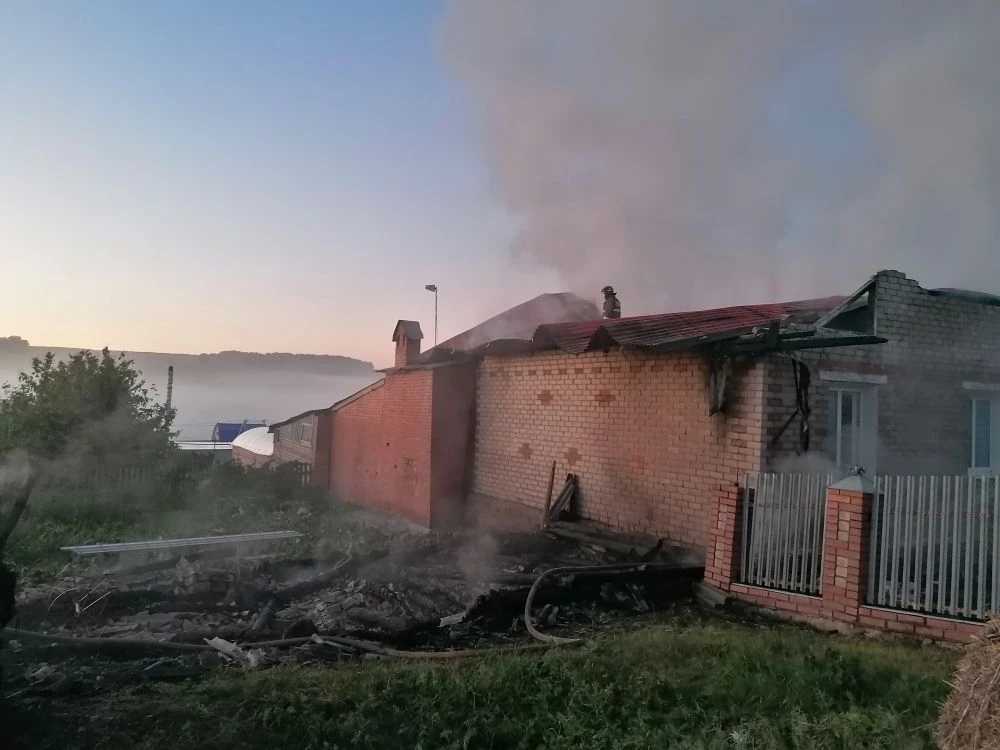 Дом и надворные постройки тушили в деревне Малое Микушкино