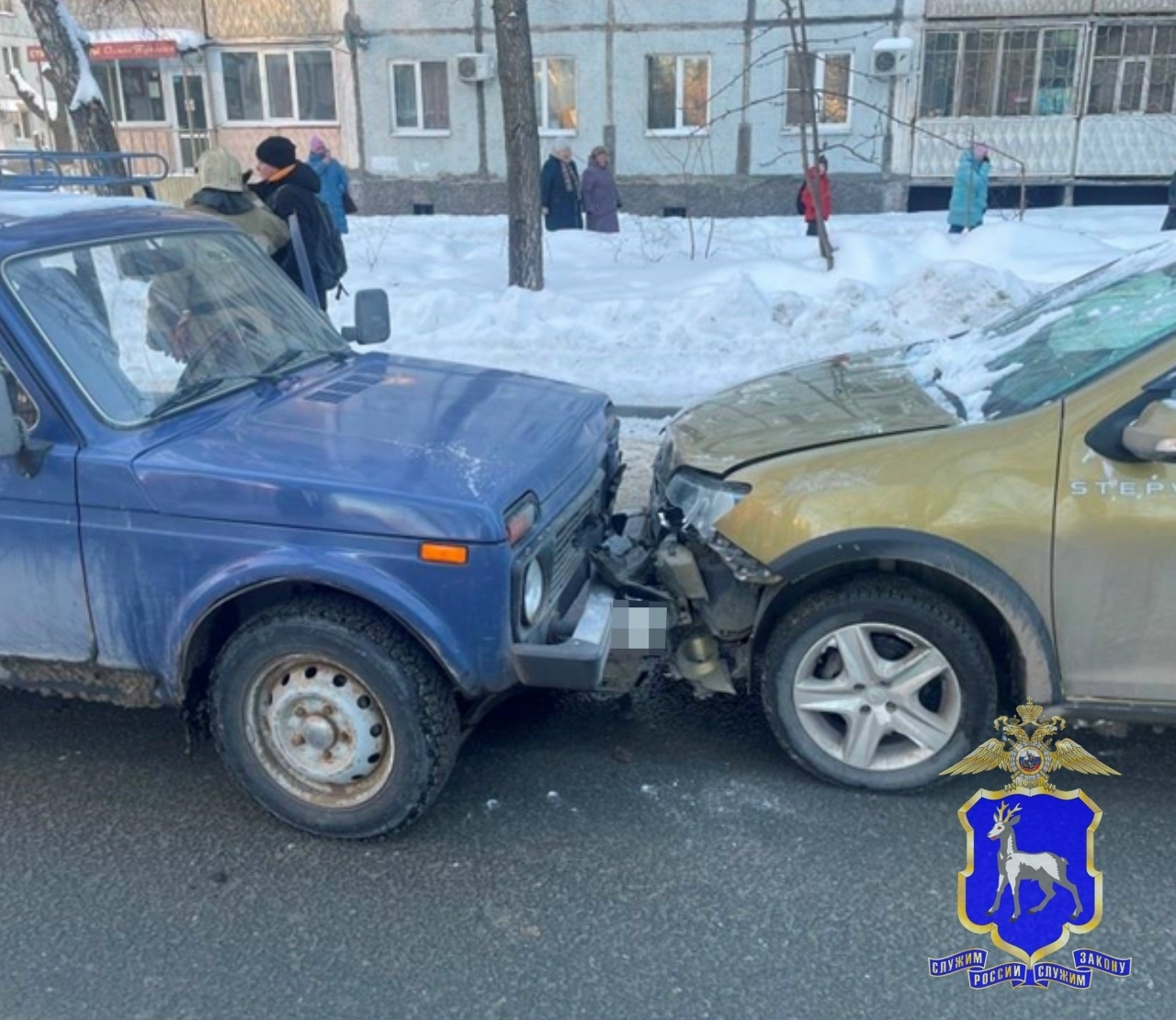 В Самаре мужчина на "Рено" въехал в стоящий грузовик