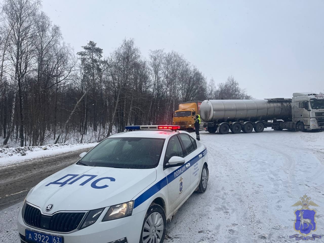 В Самарской области 20 февраля на трассе М5 автоцистерна перегородила дорогу