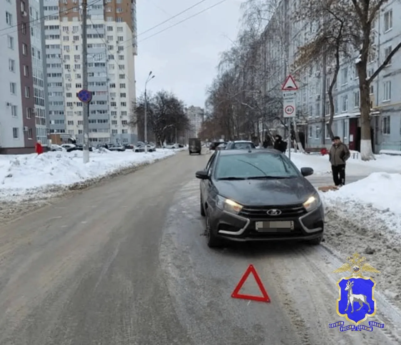 В Самаре Hyundai Solaris уходил от столкновения и врезался в жилой дом