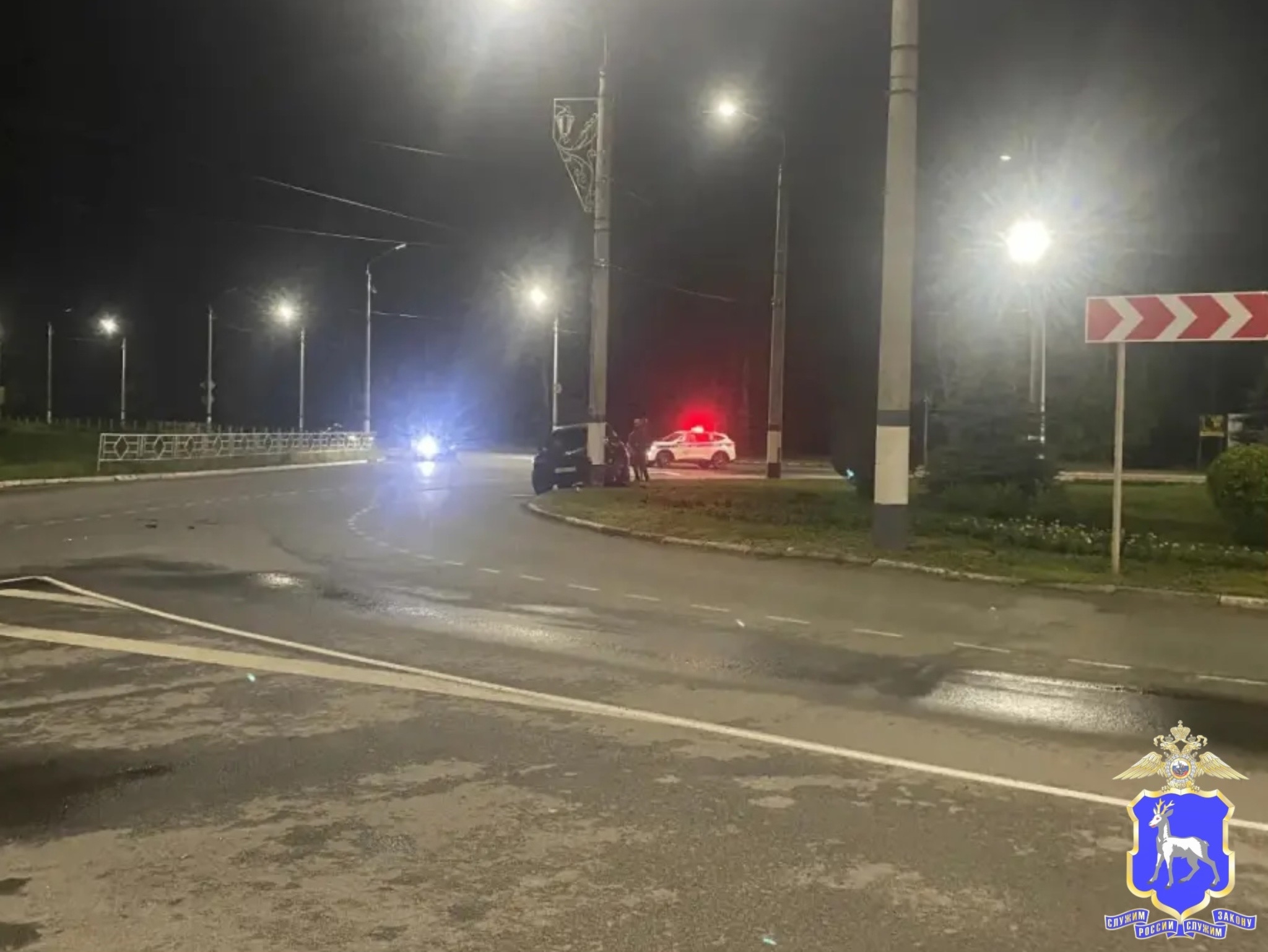 В Сызрани пьяная женщина на BMW на кольцевом перекрестке врезалась в столб