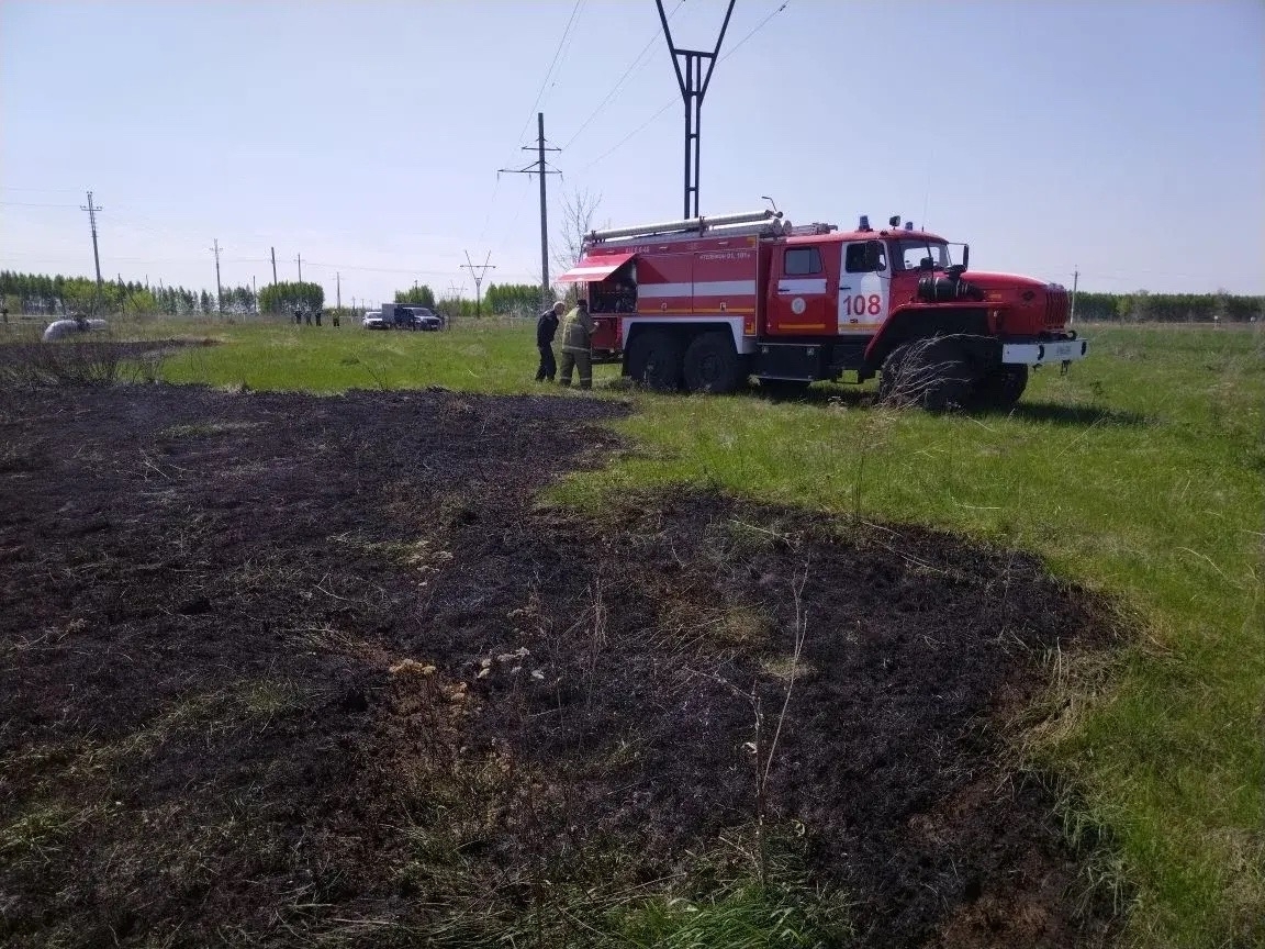 В Кинель-Черкасском районе полыхала трава на 100 "квадратах"