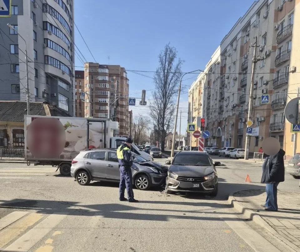 В Самаре 31 марта в центре города столкнулись "Веста" и "Киа"