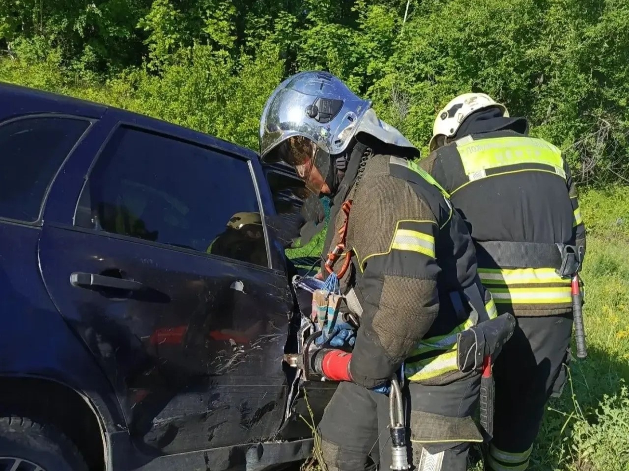 Двое в больнице: Volkswagen и LADA столкнулись на трассе в Самарской области