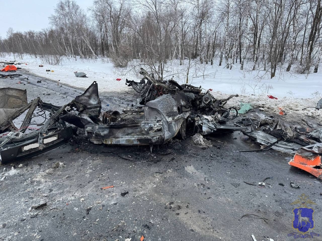 В Самарской области на трассе "Приора" на скорости влетела в КамАЗ и загорелась