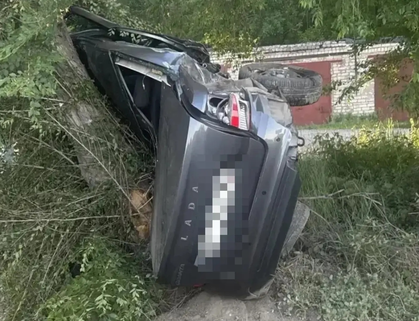 Один скончался, другой в больнице: в Сызрани 11 июня "Гранта" врезалась в дерево