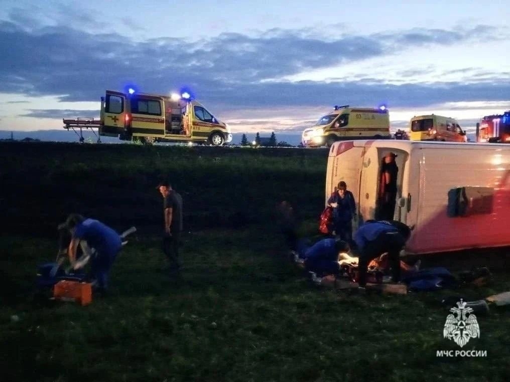 Автобус Самара — Набережные Челны с 46 пассажирами съехал в кювет и перевернулся
