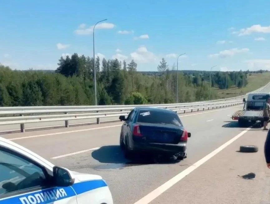В Самарской области 26 августа "Шевроле" на трассе влетел в отбойник 