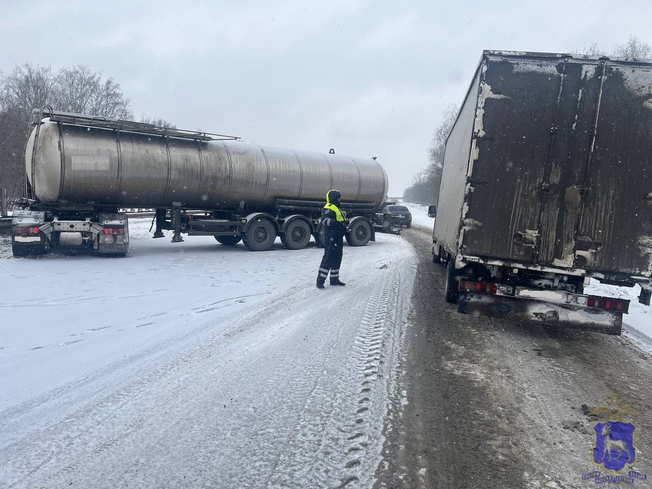 В Самарской области 20 февраля на трассе М5 автоцистерна перегородила дорогу