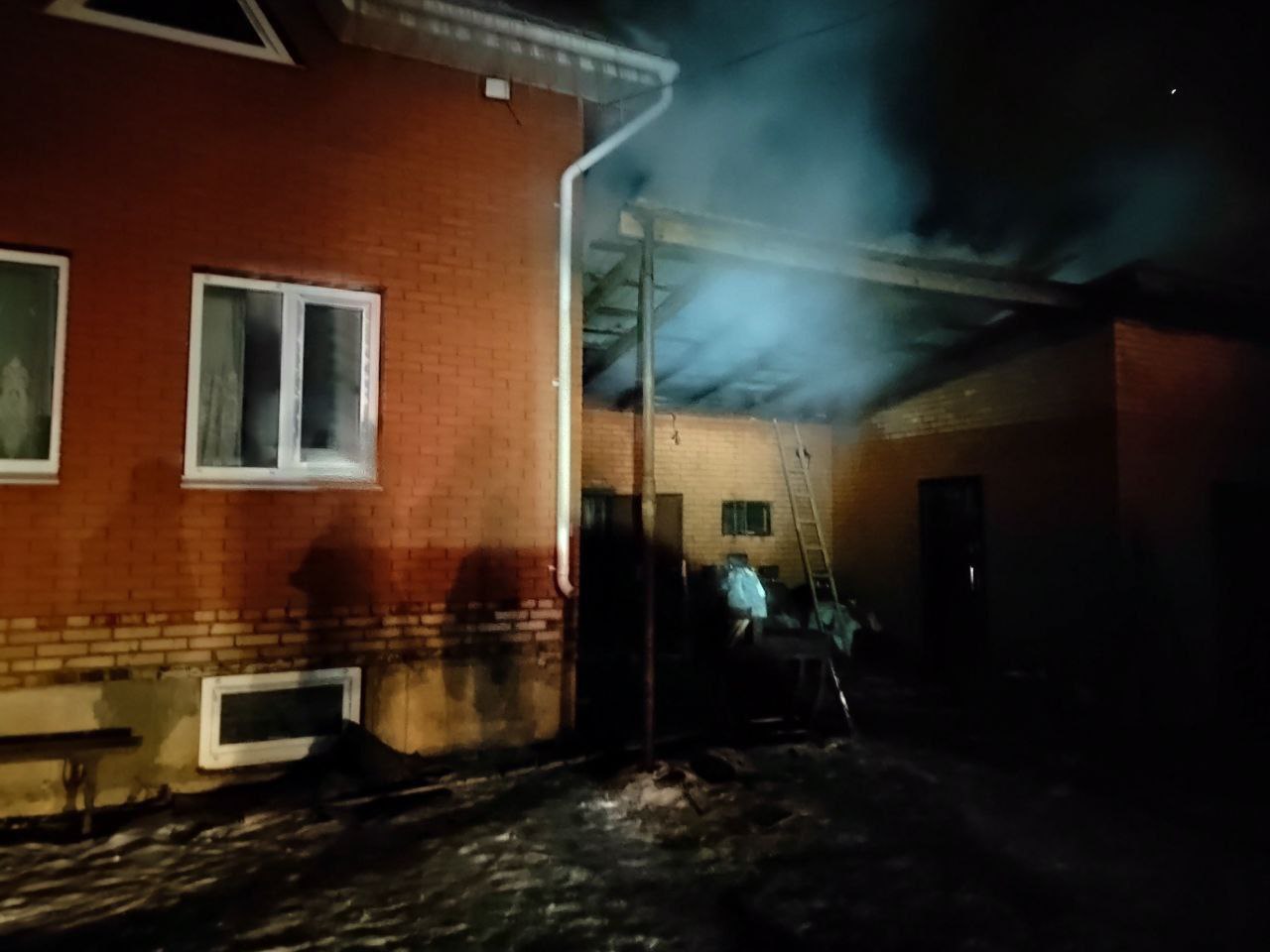 В поселке Кинельский загорелась крыша дворовой постройки на 50 "квадратах"