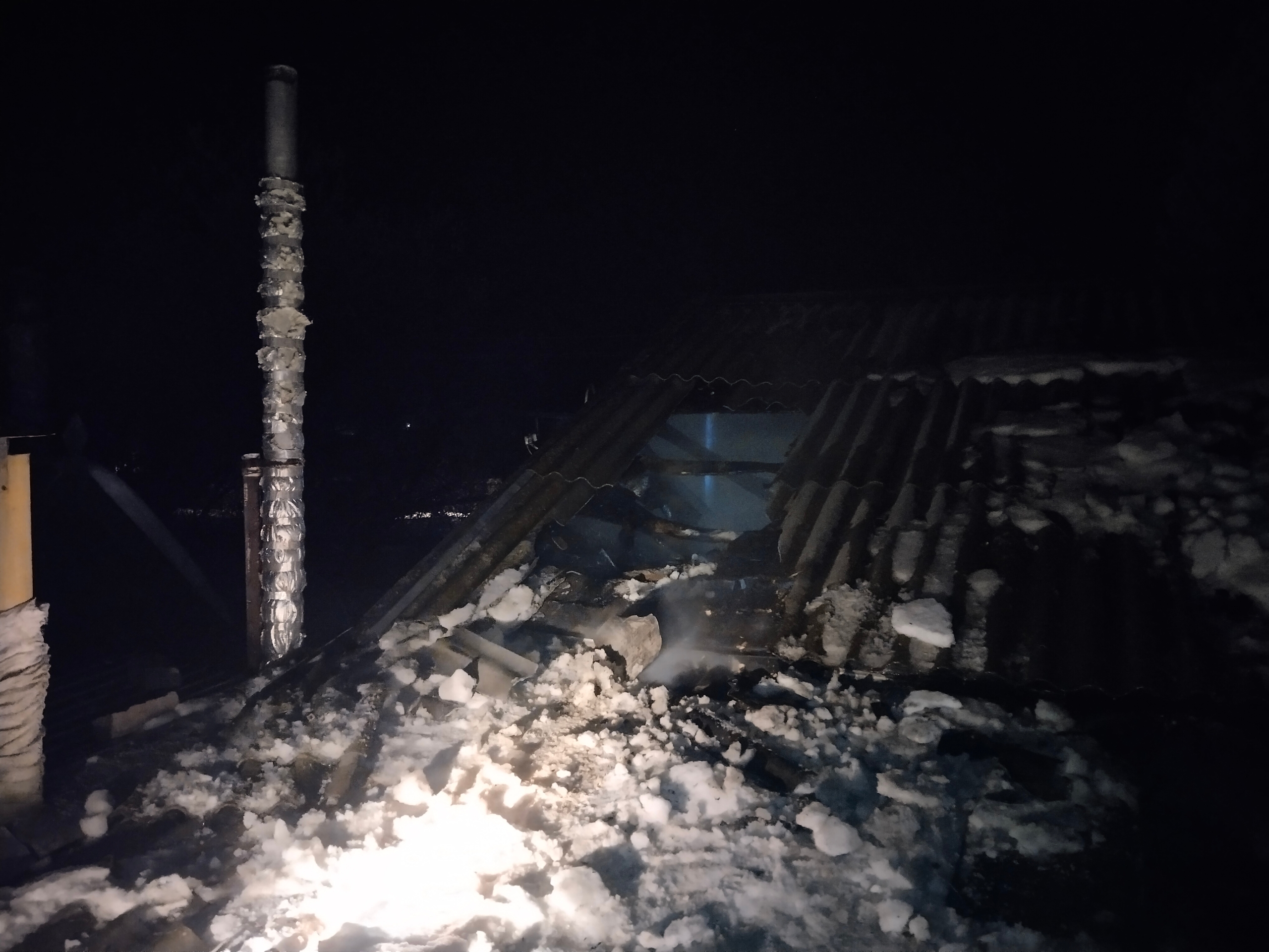Ночью 11 марта в селе Шариповка вспыхнул чердак на 100 "квадратах"