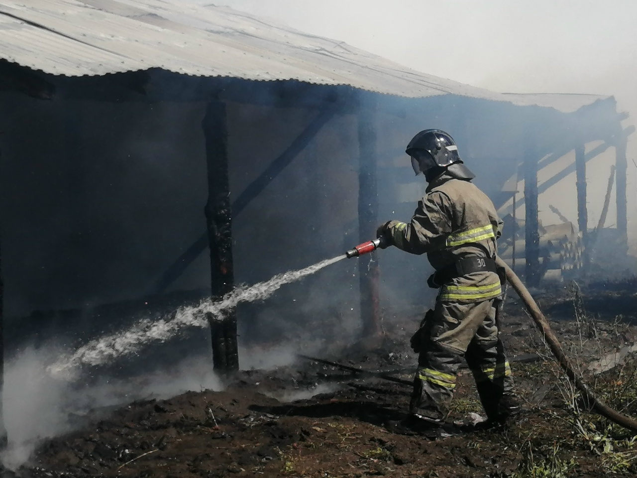 В Красноярском районе полыхали две теплицы на 900 "квадратах"