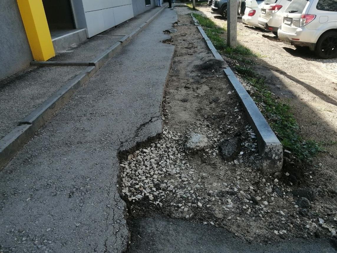 Не пройти, не проехать: самарцы пожаловались на аварийный тротуар на 3-м Проезде