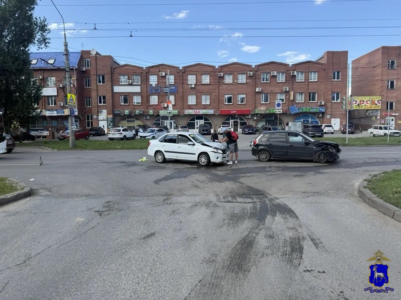 В Самаре начинающий водитель на "Гранте" врезался в Nissan