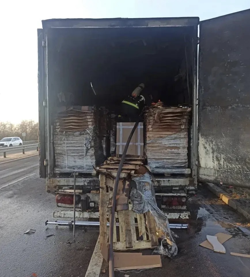 В Самарской области 4 апреля на ходу вспыхнула фура с мебелью 