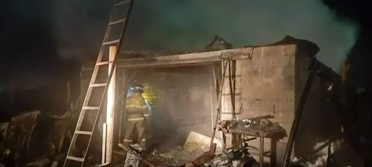 В Кинельском районе 13 пожарных тушили сараи и гараж с машиной внутри