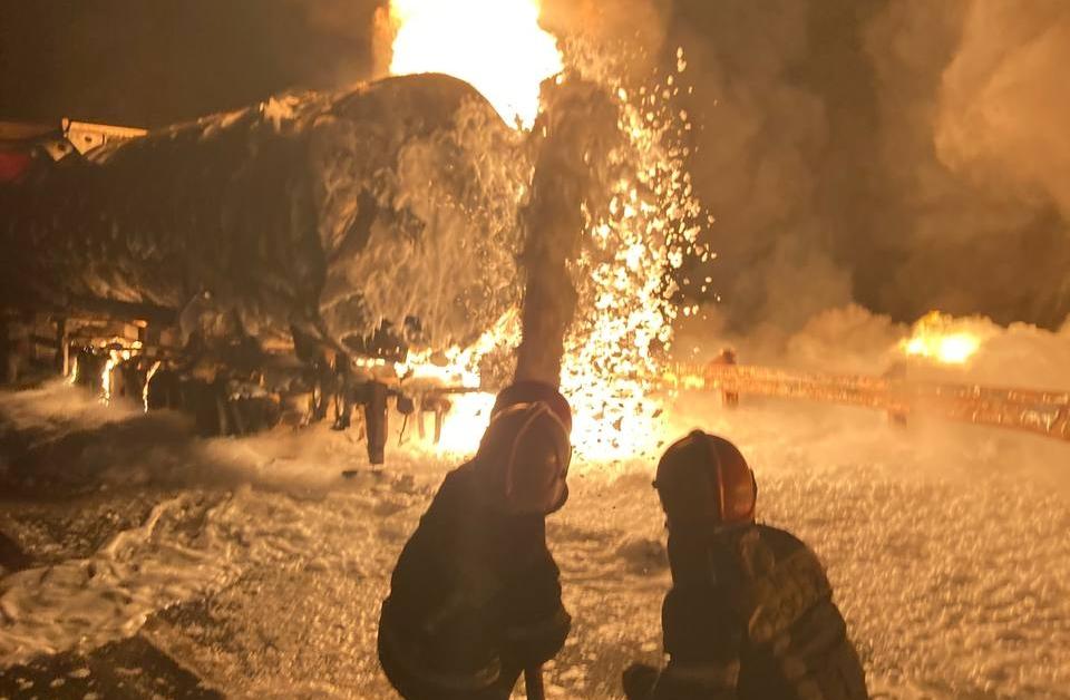 Ночью на трассе "Обход Самары" столкнулись два КамАЗа и две фуры