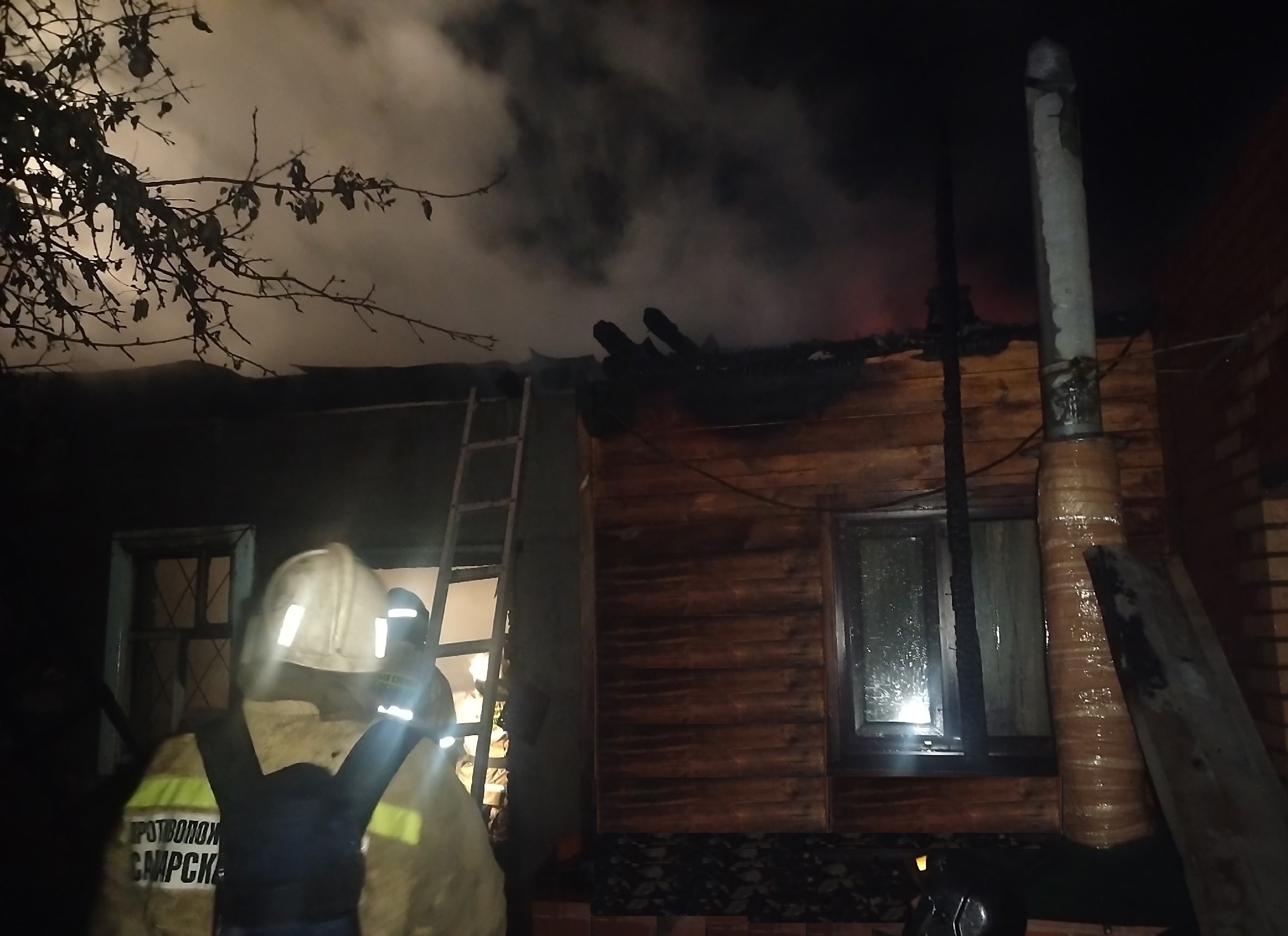В Октябрьске спасли мужчину, пострадавшего в ночном пожаре