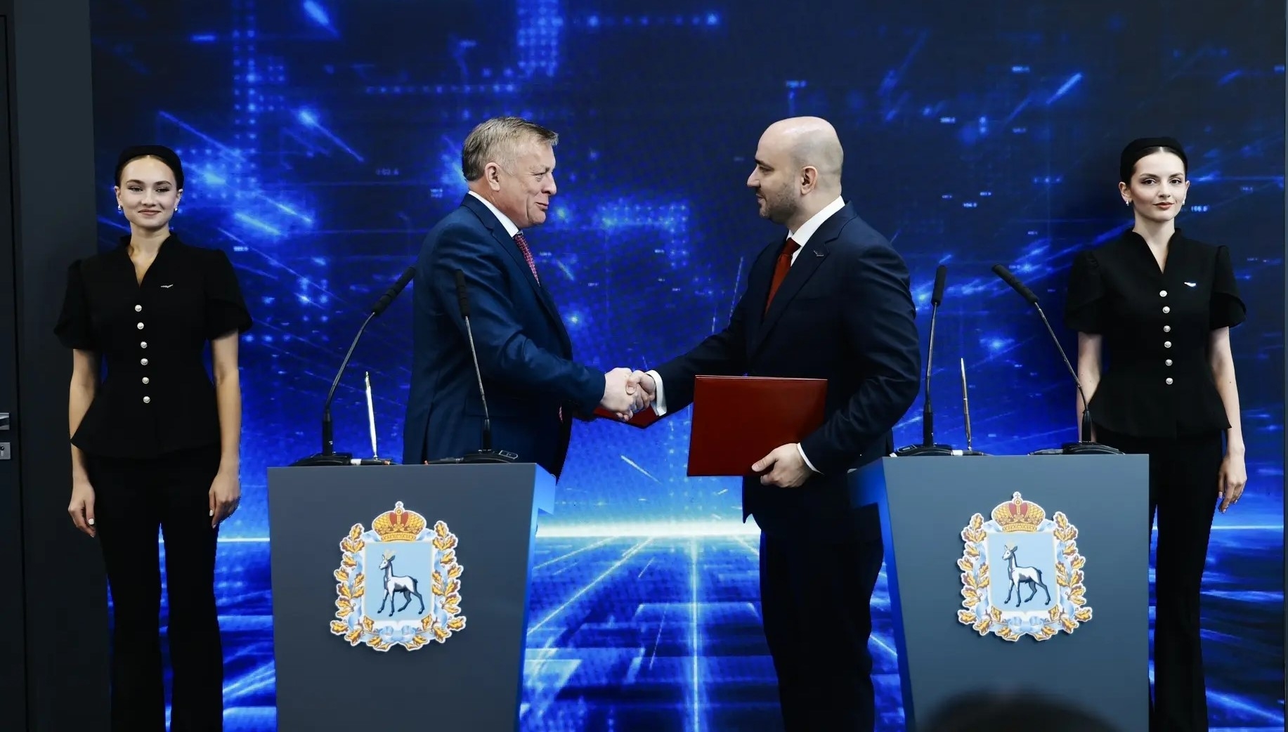 Губернатор Вячеслав Федорищев и гендиректор ООО "Газпром межрегионгаз" Сергей Густов провели встречу на ПМЭФ