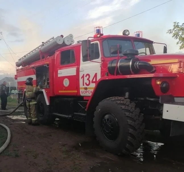 В селе Борское полыхали дом и надворные постройки на 90 "квадратах"