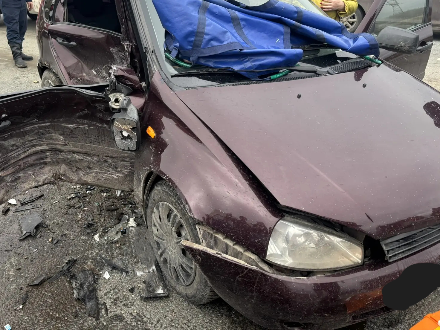 В Кинеле 3 апреля пострадавшего в ДТП человека доставали из машины спасатели