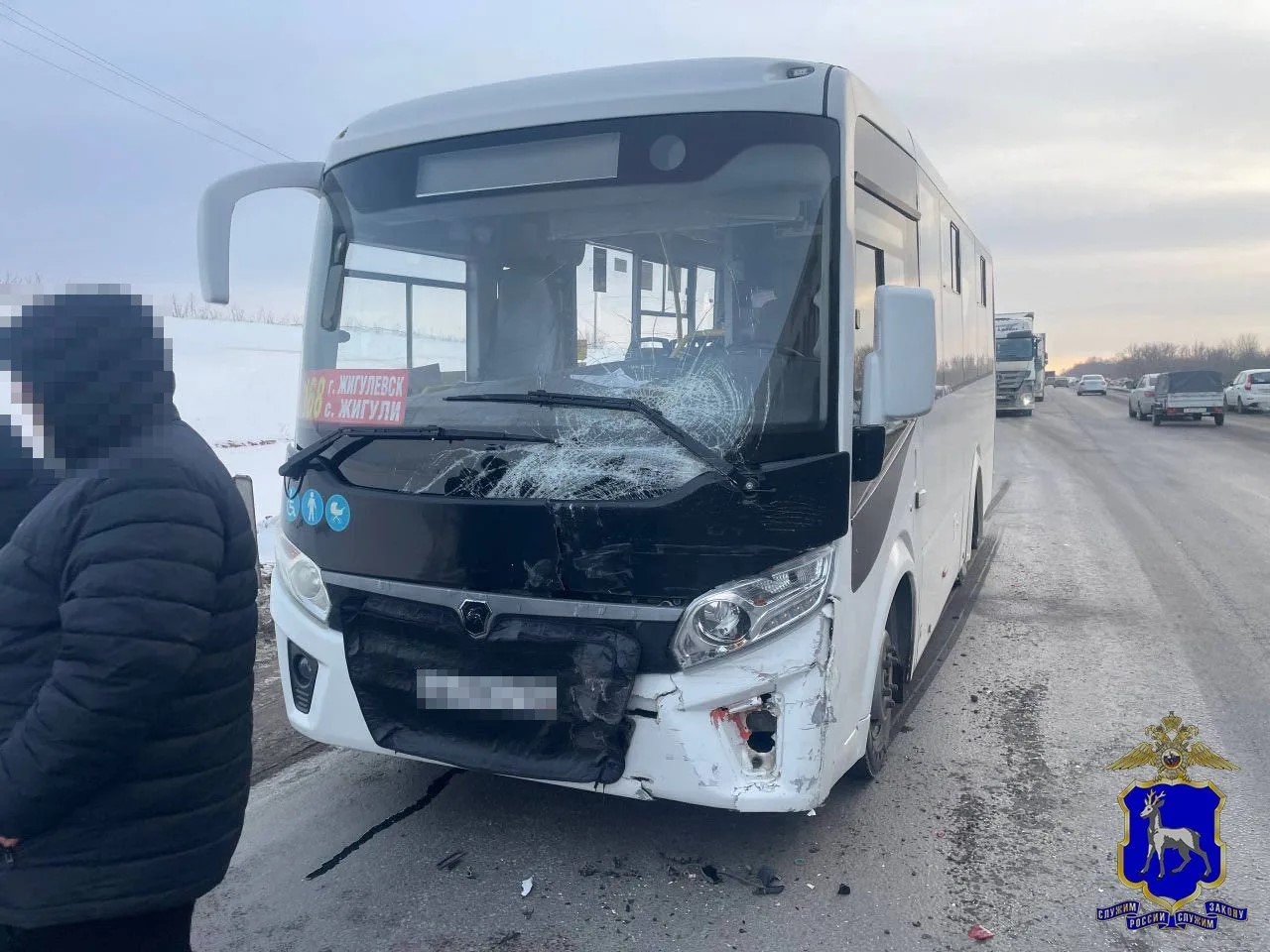 В Самарской области пассажирский автобус врезался в легковушку