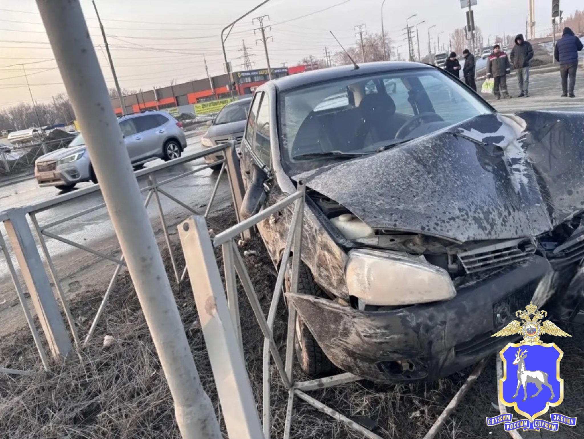 В Самарской области на трассе М5 иномарка врезалась в грузовик дорожников