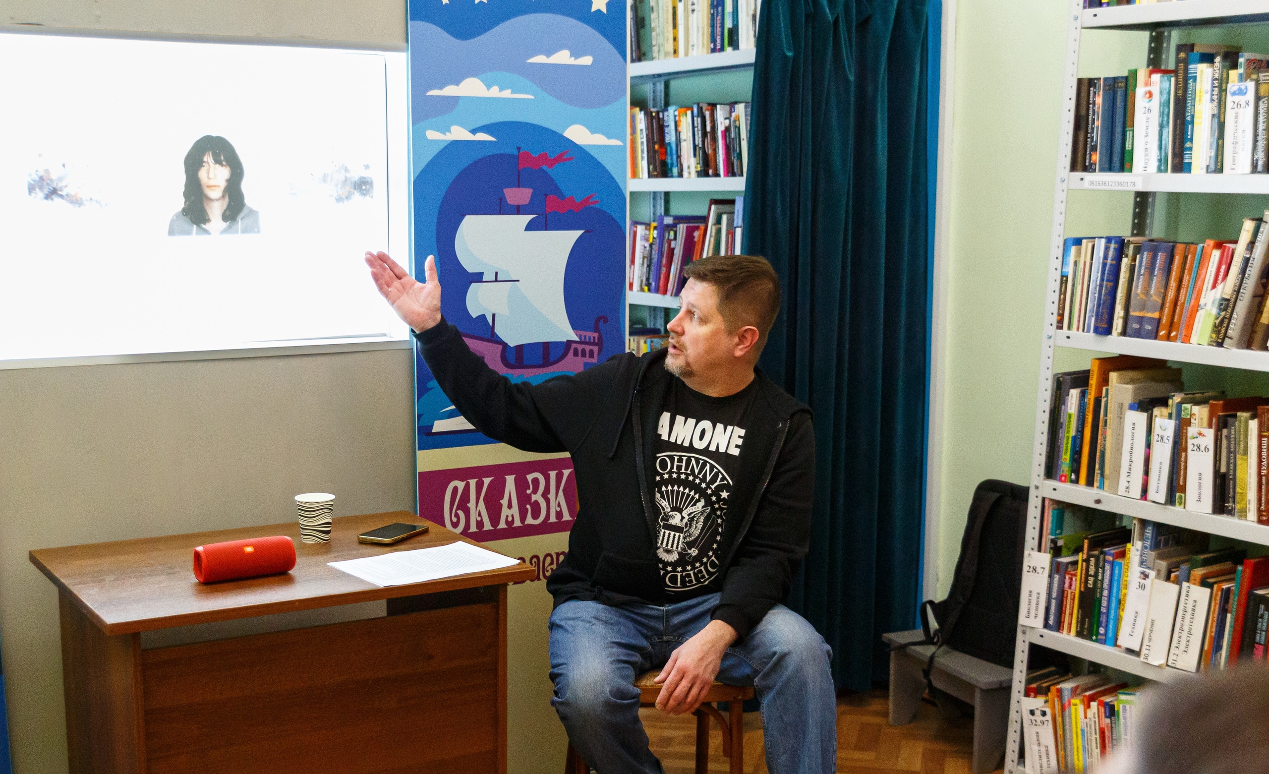 Разговоры о музыке: в самарской библиотеке читают лекции об истории культовых групп и направлений