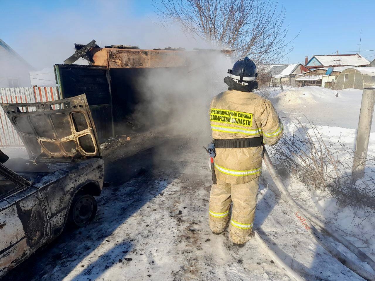 В Похвистневском районе 26 января сгорел гараж с легковушкой