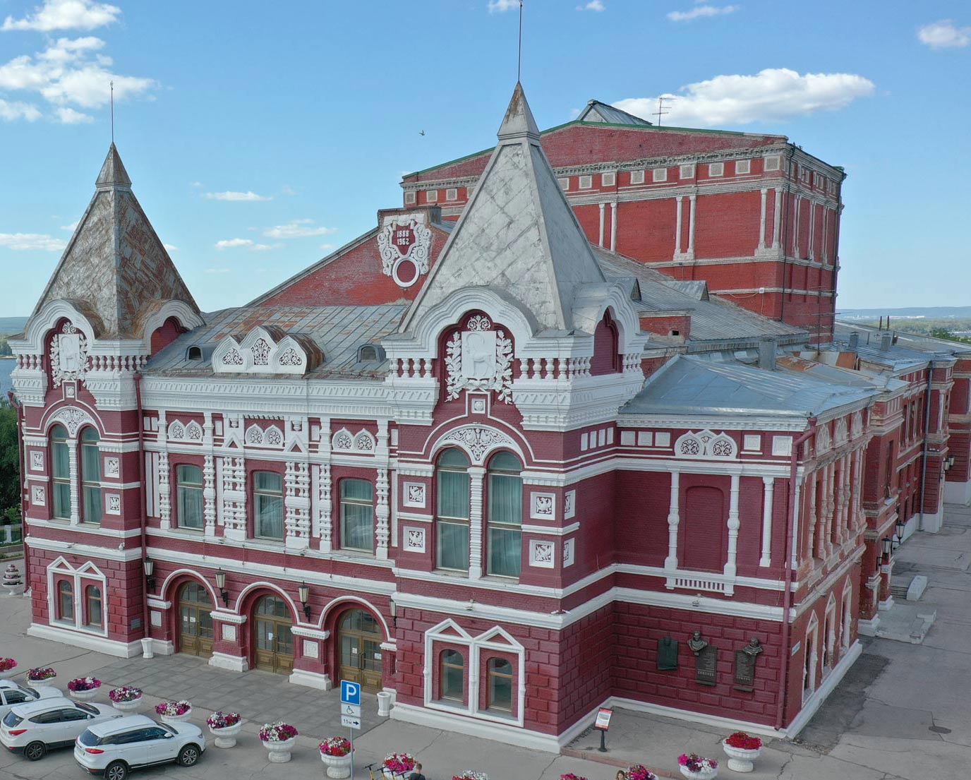 8 женщин и загадочная посылка: в Самаре пройдут гастроли пермского театра