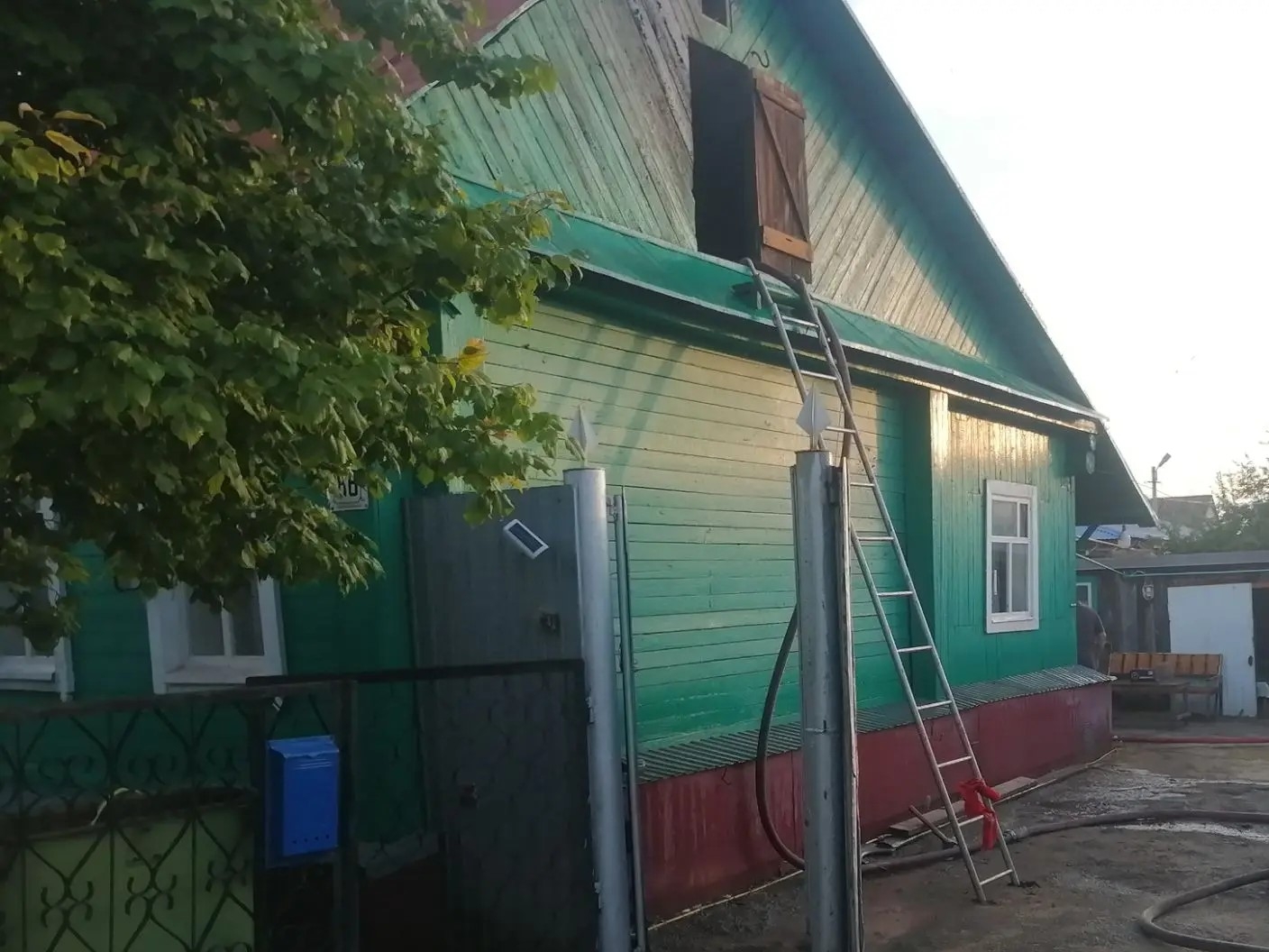 В Красном Яру вспыхнула крыша частного жилого дома