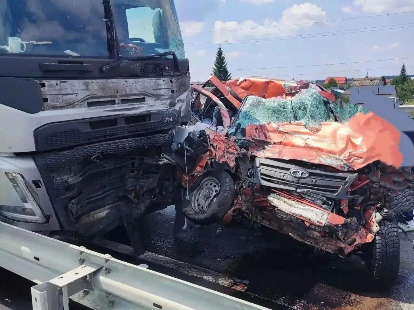Водитель "Гранты" погиб в ДТП с фурой на трассе в Самарской области