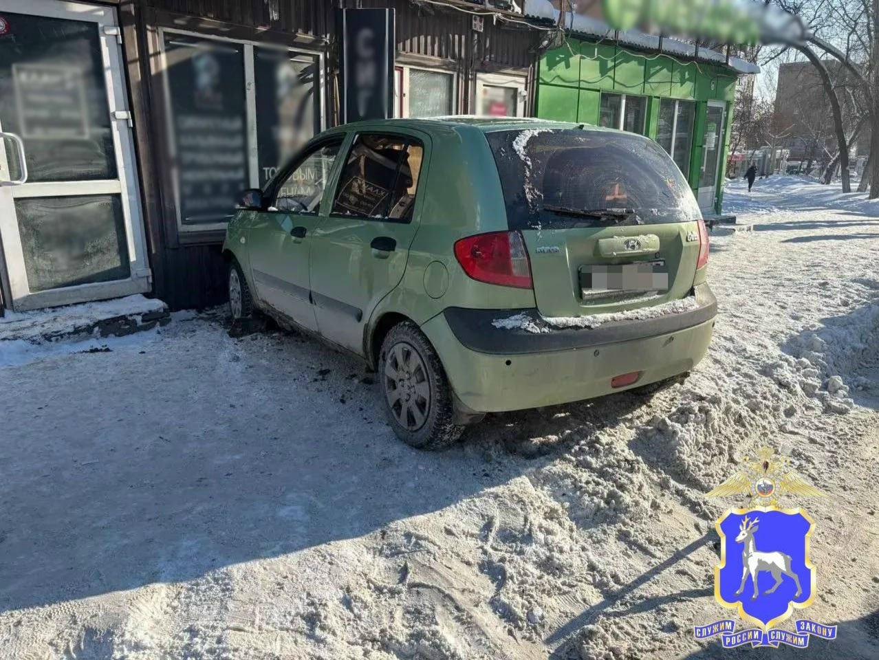 В Самаре женщина на малолитражке врезалась в магазин