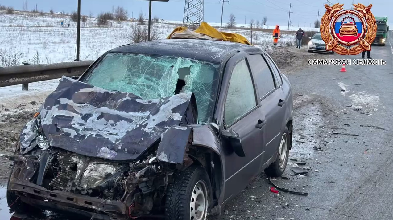 Водитель погиб: 1 января на трассе в Самарской области легковушка влетела в стоящий внедорожник