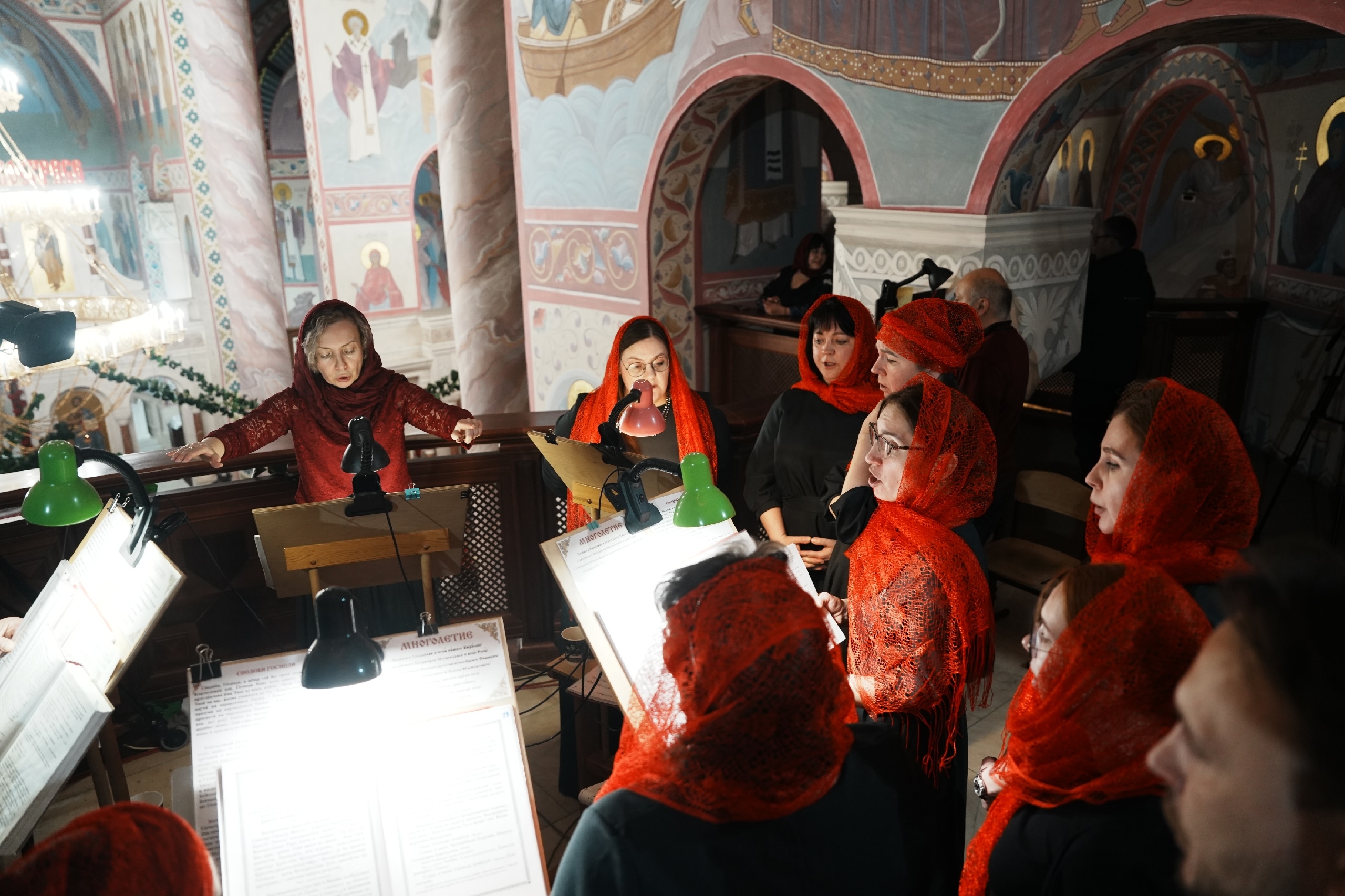 Фоторепортаж: самарцы встретили Пасху в Софийском соборе