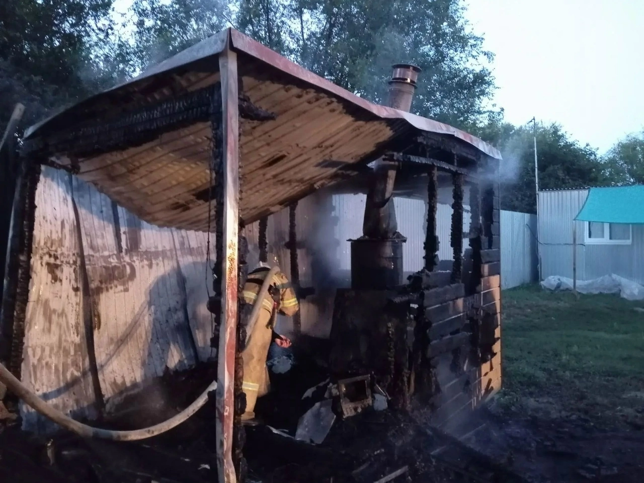 Пострадал хозяин: в селе Августовка полыхала баня на 15 "квадратах"