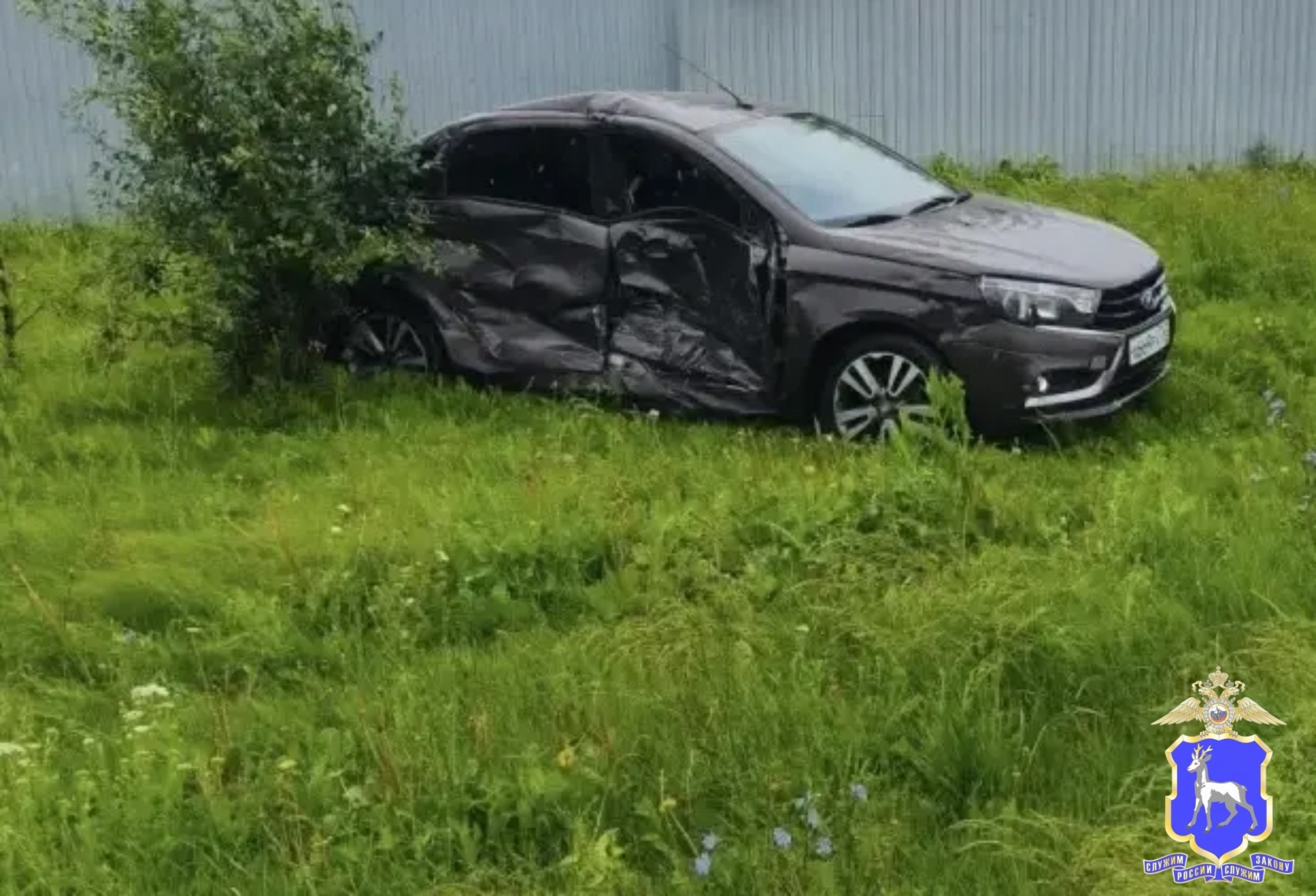 В Сызрани пьяная женщина на BMW на кольцевом перекрестке врезалась в столб