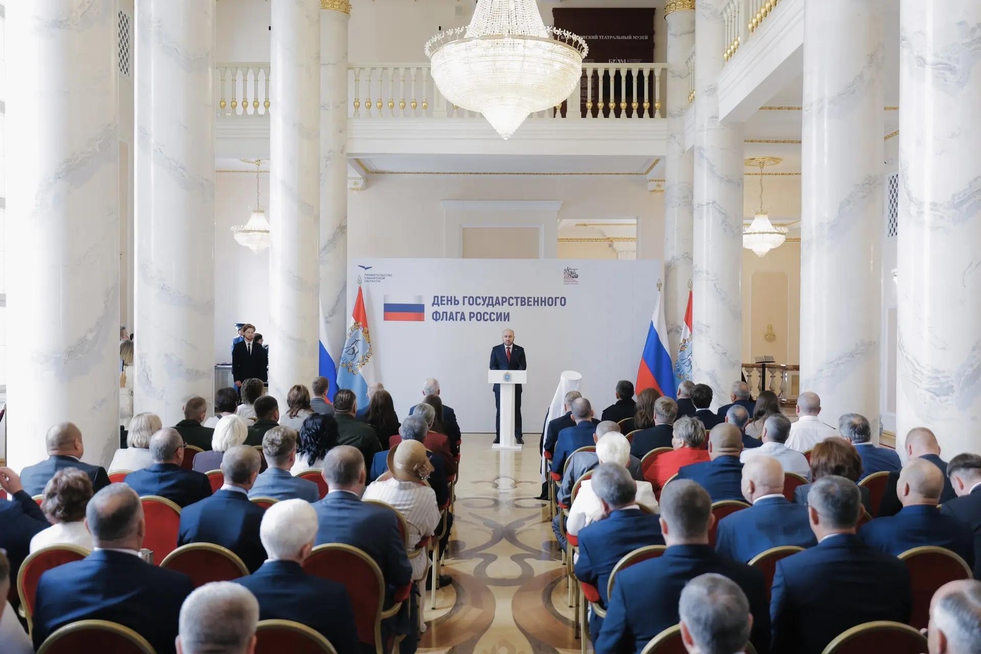 Вячеслав Федорищев в преддверии Дня флага России вручил госнаграды выдающимся жителям региона