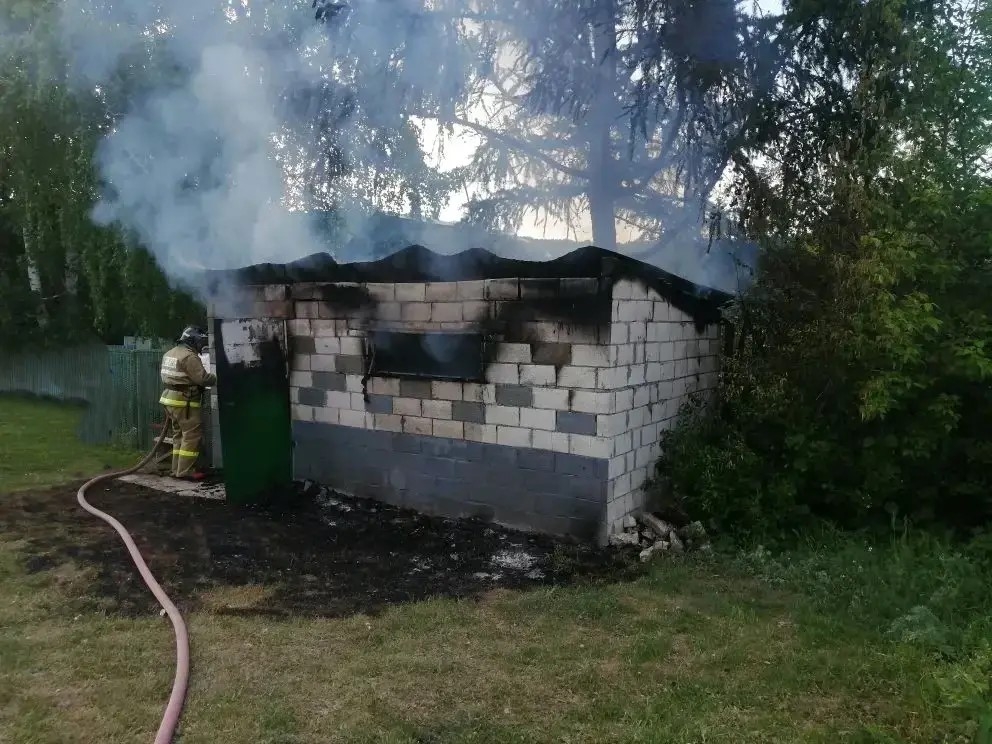 У торгового киоска в Шигонском районе рухнула крыша из-за пожара