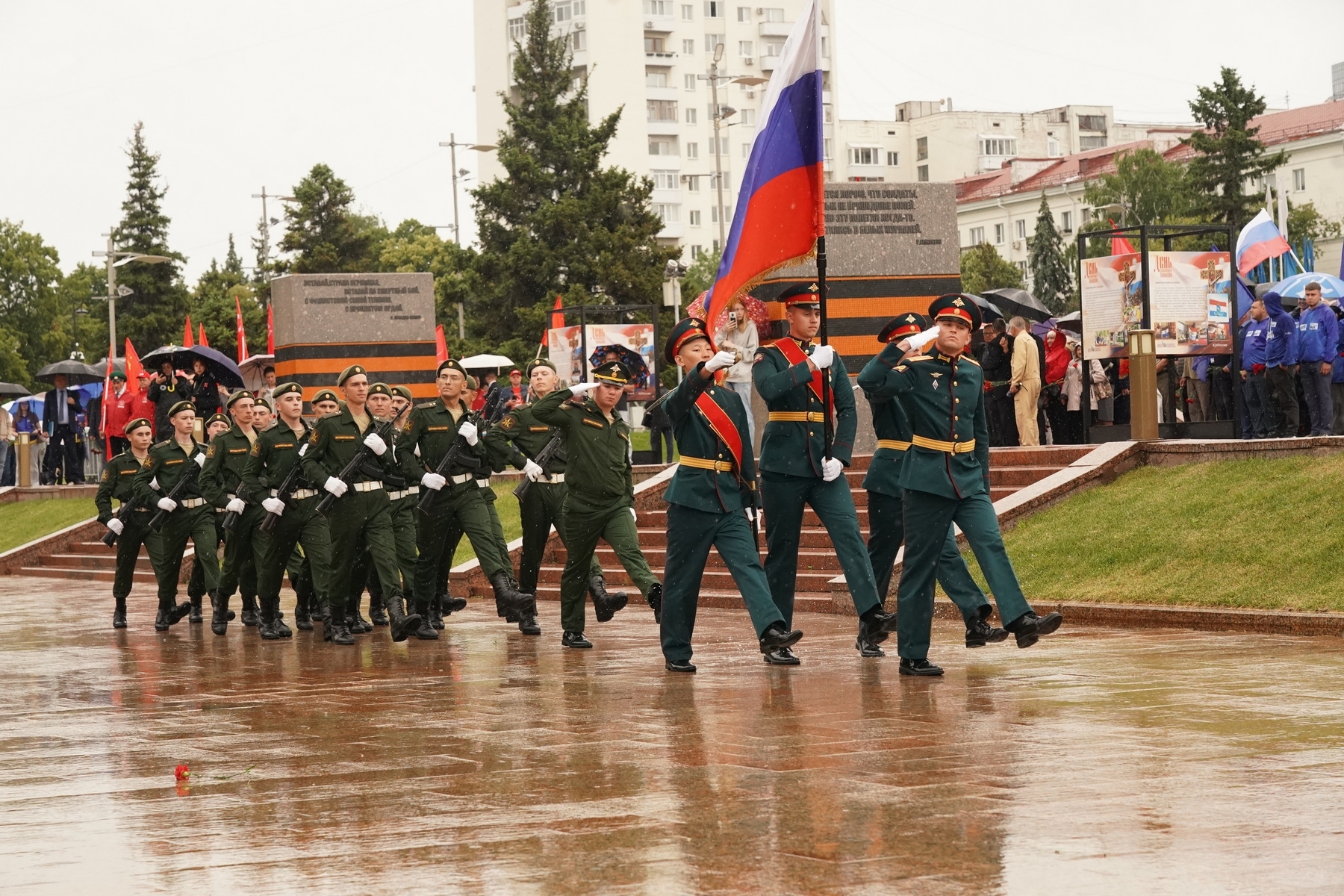 В День памяти и скорби самарцы возложили цветы к Вечному огню