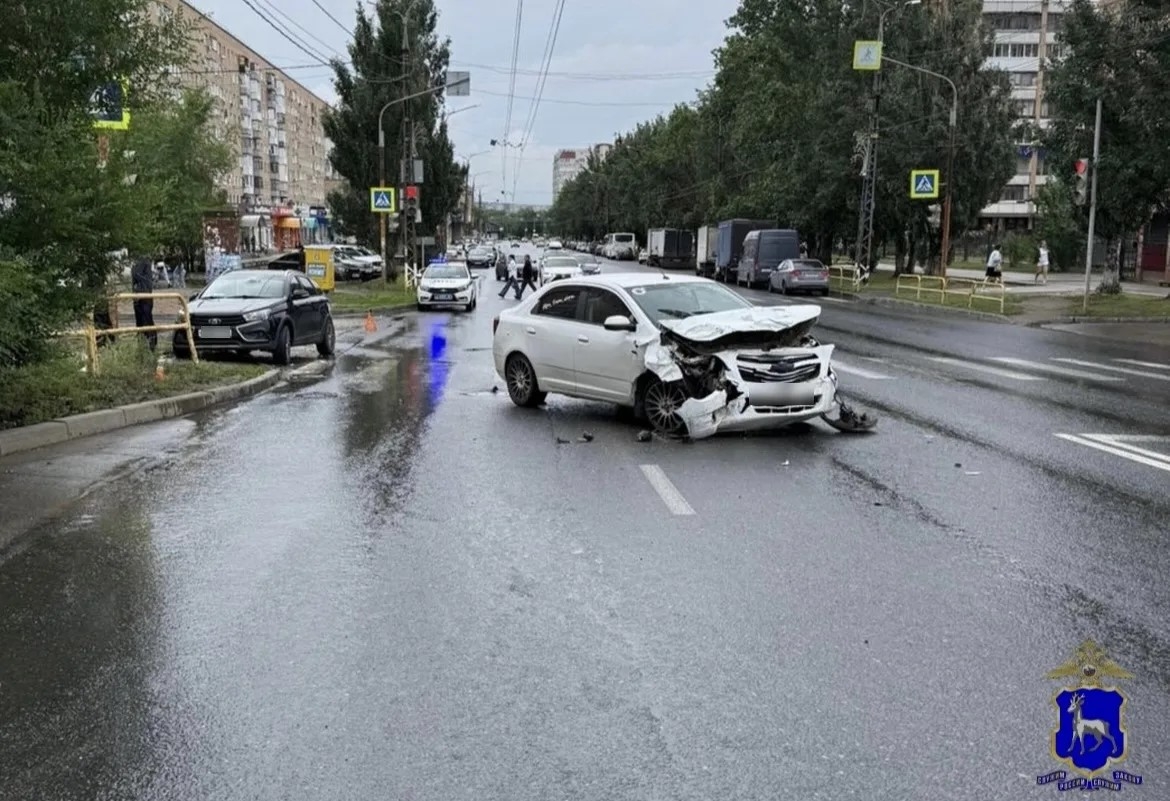 В Тольятти иномарка на перекрестке проскочила на "красный" и врезалась в "Весту"