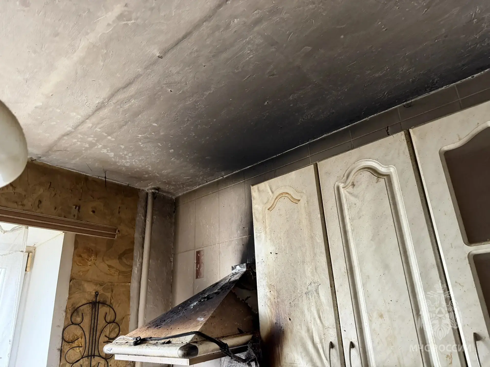 Не растерялась: тольяттинка потушила вытяжку в квартире до приезда пожарных