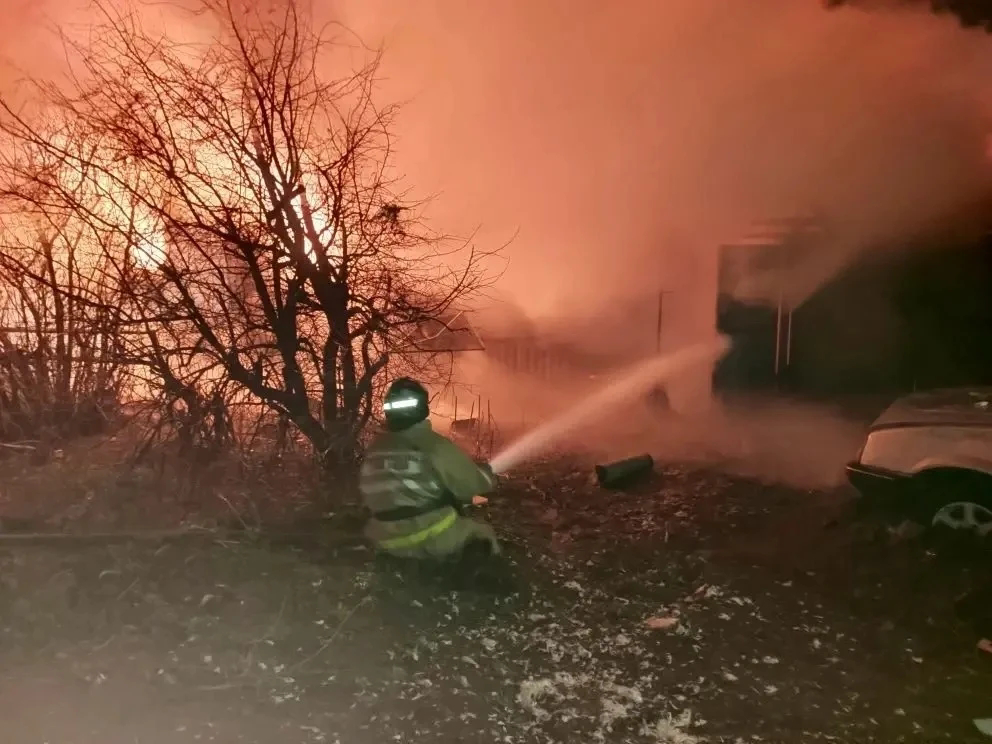 В Самарской области 11 апреля 4 часа тушили пожар в частном доме